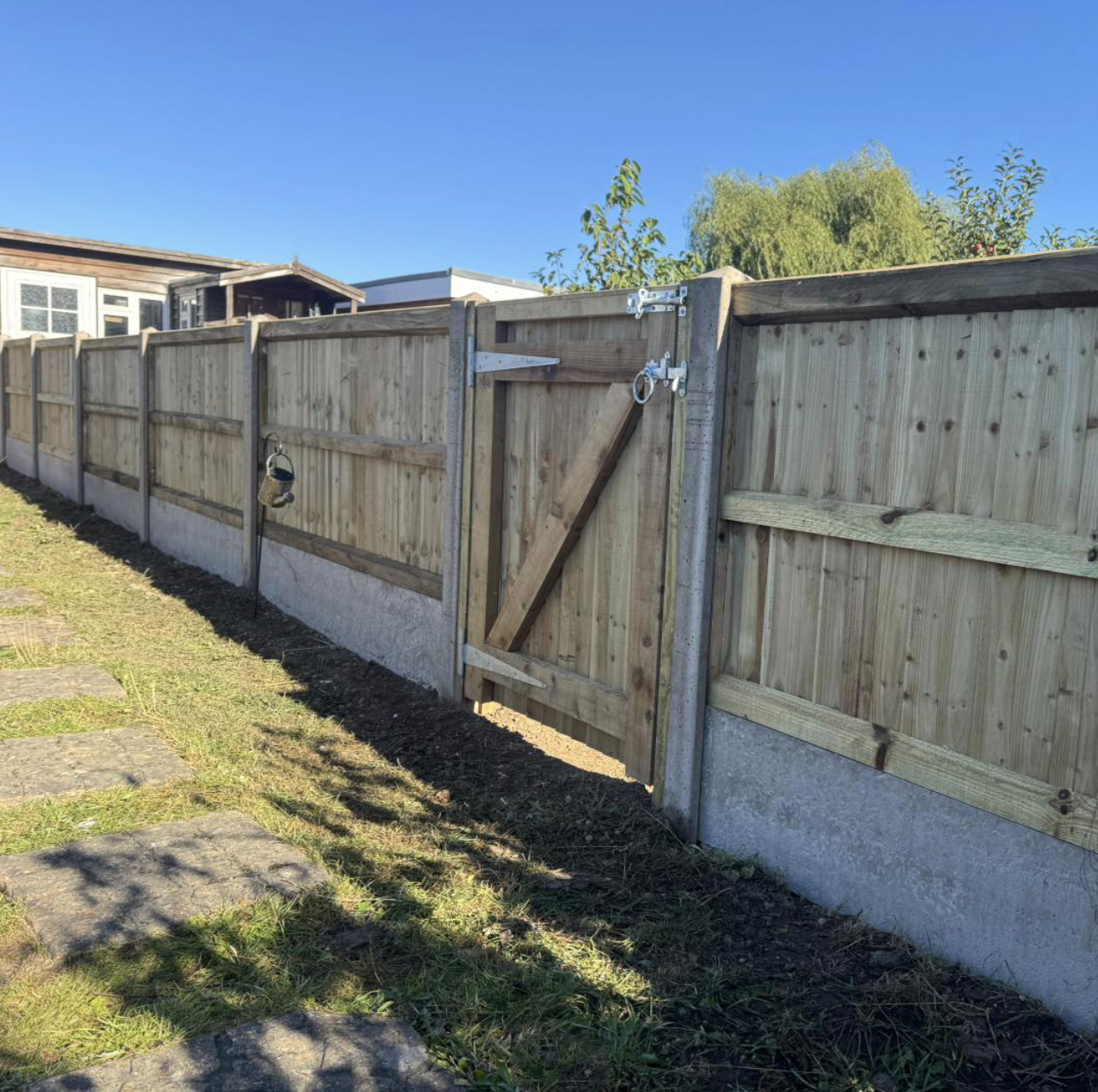 closeboard fencing installation